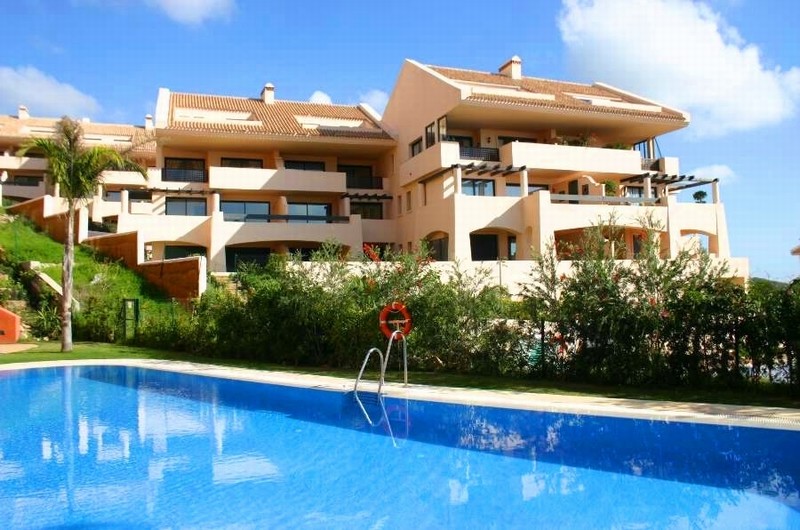 Apartment with private garden space in Calahonda